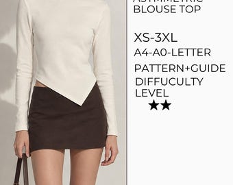 Puede incluir: Una blusa de color crema de manga larga con cuello alto y dobladillo asimétrico. El texto a la derecha dice: HIGH NECK ASYMMETRIC BLOUSE TOP, XS-3XL, A4-A0-LETTER, PATTERN+GUIDE, DIFFICULTY LEVEL, y dos iconos de estrellas.