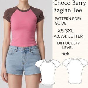 Könnte beinhalten: Ein kurzärmeliges Raglan-T-Shirt mit rosafarbenem Rumpf und braunen Ärmeln, kombiniert mit hellblauen Jeansshorts. Der Text lautet Choco Berry Raglan Tee, PATTERN PDF+ GUIDE, XS-3XL, A0, A4, LETTER, DIFFICULTY LEVEL und zwei Sternsymbole.
