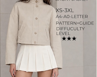 Puede incluir: Una chaqueta corta de color beige con cuello alto, cierre de botones y una falda plisada blanca. El texto dice: HIGH NECK SHORT JACKET, XS-3XL, A4-A0-LETTER, PATTERN+GUIDE, DIFFICULTY LEVEL, y tres estrellas.