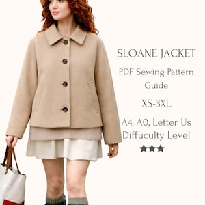 Può includere: Giacca beige con colletto e tre bottoni scuri. L'immagine è per una guida di modelli di cucito PDF, intitolata "SLOANE JACKET". Taglie: XS-3XL. Il livello di difficoltà è indicato da tre stelle.