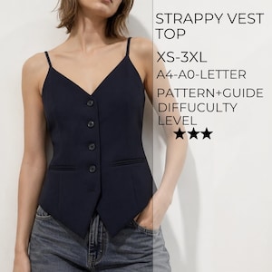 Könnte beinhalten: Ein dunkelblaues Trägertop in Westenoptik mit V-Ausschnitt, vier Knöpfen auf der Vorderseite und zwei Leistentaschen. Der Text rechts lautet: STRAPPY VEST TOP, XS-3XL, A4-A0-LETTER, PATTERN+GUIDE, DIFFICULTY LEVEL und drei schwarze Sterne.