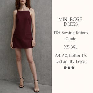 Peut inclure: Une mini-robe bordeaux à encolure carrée et fines bretelles. La robe a deux poches avant et est associée à des talons noirs. Le texte à droite indique "MINI ROSE DRESS" et "PDF Sewing Pattern Guide". Tailles XS-3XL.
