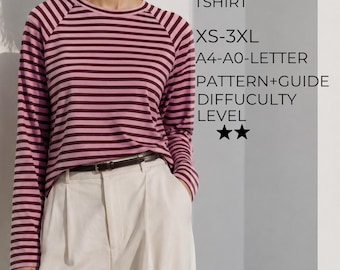 Puede incluir: Una camiseta de manga larga raglán estilo bretón con rayas horizontales en color burdeos oscuro y rosa claro. El texto dice: BRETON RAGLAN TSHIRT, XS-3XL, A4-A0-LETTER, PATTERN+GUIDE, DIFFUCULTY LEVEL y dos estrellas. Pantalones de color crema.