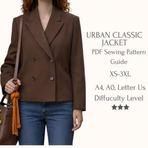 Op de afbeelding: Bruine double-breasted jas met een reverskraag. De jas heeft twee rijen knopen en wordt gecombineerd met een blauwe spijkerbroek. Tekst rechts luidt "URBAN CLASSIC JACKET PDF Sewing Pattern Guide XS-3XL".