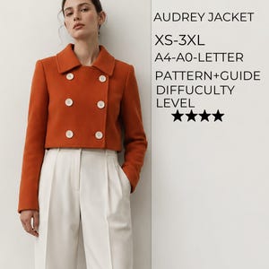 Puede incluir: Una chaqueta corta de color naranja quemado con doble botonadura, cuello ancho y seis botones claros. El texto a la derecha dice: AUDREY JACKET, XS-3XL, A4-A0-LETTER, PATTERN+GUIDE, DIFFUCULTY LEVEL, y cuatro estrellas negras de dificultad.