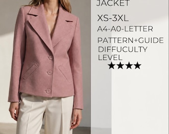 Puede incluir: Una chaqueta rosa empolvado con solapa de muesca, tres botones frontales y dos bolsillos ribeteados inclinados. El texto a la derecha dice: BLOSSOM JACKET, XS-3XL, A4-A0-LETTER, PATTERN+GUIDE, DIFFICULTY LEVEL, y cuatro estrellas negras de nivel.