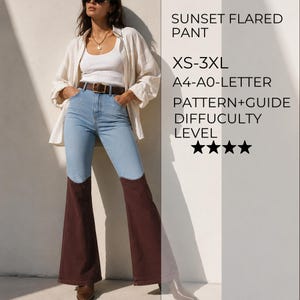 Puede incluir: Patrón de costura y guía Sunset Flared Pant, tallas XS-3XL, formatos A4-A0-Letter. El pantalón presenta una sección superior de mezclilla azul claro y piernas acampanadas de color marrón oscuro, con cinturón marrón, camiseta blanca y camisa beige.
