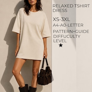 Könnte beinhalten: Ein cremefarbenes, lockeres T-Shirt-Kleid mit kurzen Ärmeln und Rundhalsausschnitt. Der Text rechts lautet: RELAXED TSHIRT DRESS, XS-3XL, A4-A0-LETTER, PATTERN+GUIDE, DIFFICULTY LEVEL, sowie ein Sternsymbol.