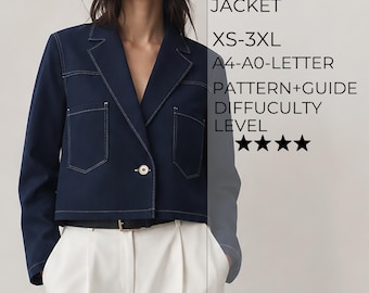 Puede incluir: Una chaqueta corta azul marino con costuras blancas en contraste, solapa de muesca y dos bolsillos delanteros. El texto dice: MARINA JACKET, XS-3XL, A4-A0-LETTER, PATTERN+GUIDE, DIFFICULTY LEVEL, y cuatro estrellas negras de nivel de dificultad.