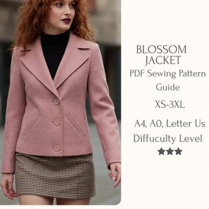 以下が含まれることがあります： ピンク色のBlossomジャケット、PDFソーイングパターンが表示されています。 ジャケットは、ノッチカラー、2つのフロントポケット、3つのボタンを備えたクラシックなデザインです。 画像のテキストは、XS-3XLのサイズと難易度を示しています。