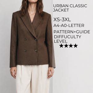 Op de afbeelding: Een bruine double-breasted jas met revers en vier knopen. De tekst rechts luidt: URBAN CLASSIC JACKET, XS-3XL, A4-A0-LETTER, PATTERN+GUIDE, DIFFICULTY LEVEL, en vier zwarte sterren die de moeilijkheidsgraad aangeven.
