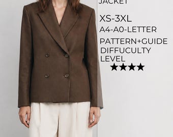 Puede incluir: Una chaqueta cruzada de color marrón con solapas de muesca y cuatro botones. El texto a la derecha dice: URBAN CLASSIC JACKET, XS-3XL, A4-A0-LETTER, PATTERN+GUIDE, DIFFICULTY LEVEL, y cuatro estrellas negras que indican la dificultad.
