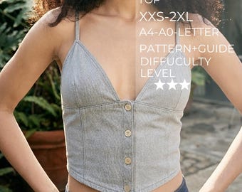 Puede incluir: Un top gris ajustado de tirantes con escote en V y cuatro botones frontales. El texto en la imagen dice: FITTED STRAPPY TOP, XXS-2XL, A4-A0-LETTER, PATTERN+GUIDE, DIFFICULTY LEVEL y tres estrellas. El top tiene tirantes finos y un dobladillo en punta.