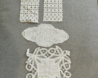 Zestaw 4 bawełnianych serwetek VTG w kolorze białym, kwadratowym, owalnym, prostokątnym, ręcznie robionych, lata 70.