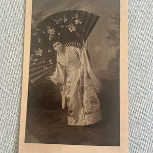 Traje de palco para cartão fotográfico de teatro sépia dos anos 1920