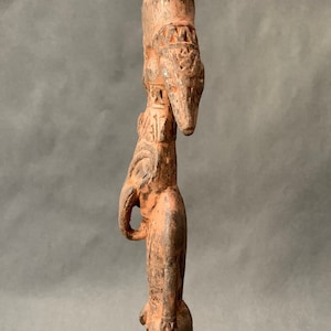 Seltene antike handgeschnitzte Holzstatue Skulptur eines Geistgottes aus der Sepik Region in Papua-Neuguinea PNG Statuette Figur