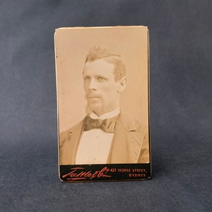 Antikes viktorianisches Ära Foto Studio Portrait eines Gentleman Tuttle & Co Sydney Australia
