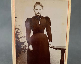 Fotografía antigua de la época victoriana de una mujer con peinado victoriano y vestido negro Francia