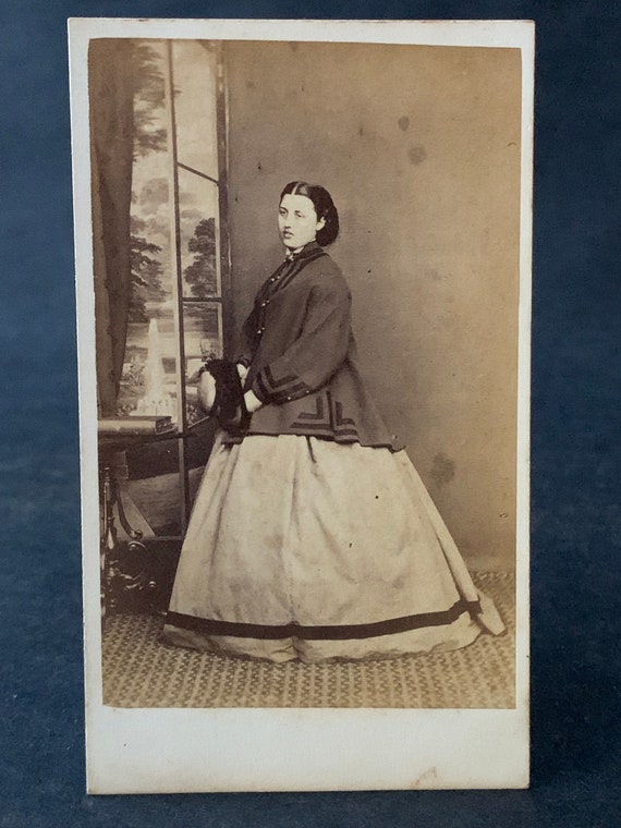 Antica era vittoriana ritratto fotografia di una donna con abito a