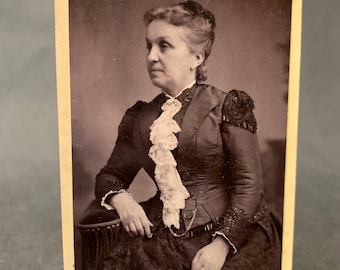 Photographie antique de portrait de l'époque victorienne d'une femme française avec une robe victorienne avec de la dentelle France