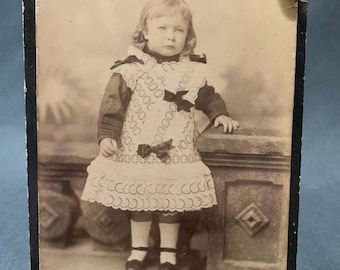 Retrato de estudio fotográfico antiguo más grande de la época victoriana de una hermosa niña con un increíble vestido de encaje, 16,5 cm x 11, finales del siglo XIX y principios del XX