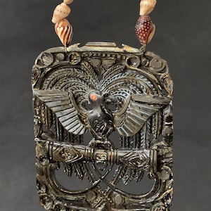 Collar único con colgante de quetzal y collar de conchas.