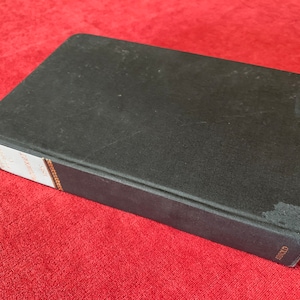 Könnte beinhalten: Ein schwarzes Hardcover-Buch mit goldfarbenem Rücken und Titel. Der Titel lautet "The Complete Works of William Shakespeare".