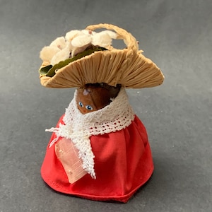 Vintage handgemachte hölzerne Folklore-Puppe rotes Kleidspitzenschal und Korb mit Blumen auf Kopf möglicherweise aus Mittelamerika Mexiko Guatemala
