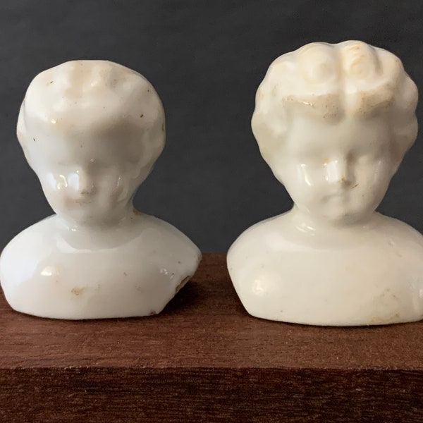 Deux têtes d'épaule de poupée en porcelaine antique