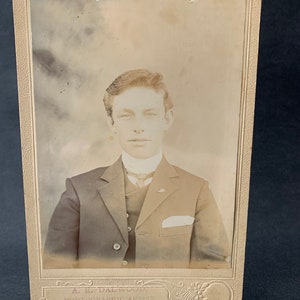 Ritratto in studio fotografico di epoca vittoriana più grande di un gentiluomo ben vestito 16,8 cm x 11 cm fine 1800 inizio 1900 sbiadito