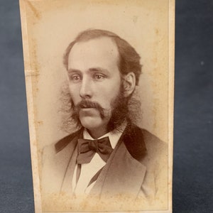 Antike viktorianische Ära Fotografie Studio Portrait eines Gentleman mit fabelhafter Gesichtsbehaarung Portland ME