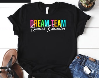 Pode incluir: Camiseta preta com o texto "DREAM TEAM Special Education" em cores do arco-íris.