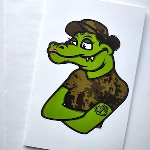 Pretty Green Gator Girl Friend Card Shipmate Liberty Buddy Step Up Game Frota Marinheiro Marinha Soldado Anfíbio Oficial Alistado Líder de Convés