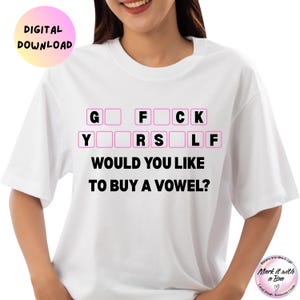 Puede incluir: Camiseta blanca con el texto "G FCK Y RS LF WOULD YOU LIKE TO BUY A VOWEL?" en fuente negra. Las letras están dispuestas en un patrón de cuadrícula con contornos rosas. Las palabras "DIGITAL DOWNLOAD" están en un círculo rosa.