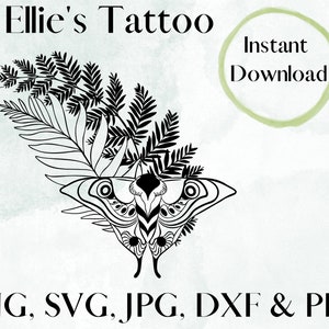 Puede incluir: Ilustración en blanco y negro de una polilla con detalles de helechos y hojas, con el texto "Ellie's Tattoo" en la parte superior. Las palabras "Instant Download" están en un círculo verde. Tipos de archivo: PNG, SVG, JPG, DXF y PDF.