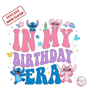 Puede incluir: Un diseño digital con la frase "IN MY BIRTHDAY ERA" en rosa, morado y azul, con personajes de dibujos animados. El diseño incluye un sello rojo de "DESCARGA INSTANTÁNEA" y detalles florales y temáticos de Mickey Mouse.