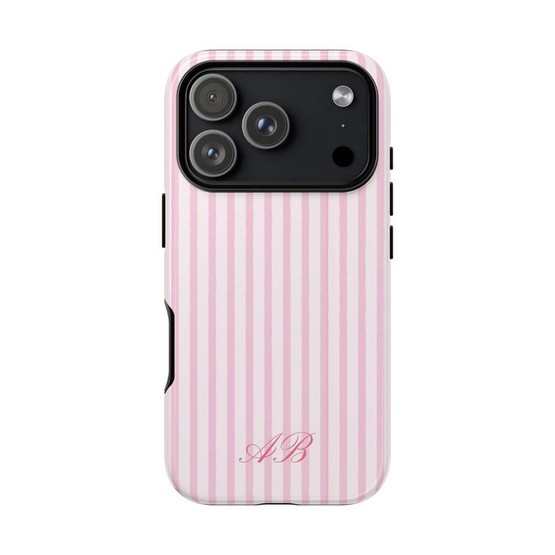 Op de afbeelding: Een set van drie keramische mokken met een gespikkelde, matte afwerking. De mokken zijn in tinten cr&egrave;me, lichtgrijs en donkergrijs. Elke mok heeft een eenvoudig, minimalistisch ontwerp, perfect voor koffie of thee.