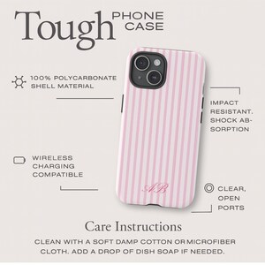 Op de afbeelding: Een roze en witte gestreepte telefoonhoes met de initialen "AB" in een scriptlettertype. De hoes is schokbestendig, schokabsorberend en draadloos oplaadbaar. De telefoonhoes is gemaakt van 100% polycarbonaat shell materiaal.