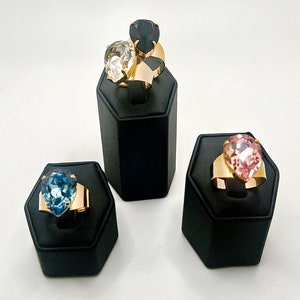 Divertidos y glamurosos anillos de cóctel en forma de pera de Swarovski de 18x13 en montura chapada en oro.