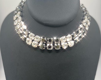 Fantastisk och unik choker med breda blingfärgade Swarovski-kristaller. 8 mm kristaller i gunmetal och klar.