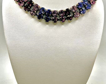 Fantastisk och unik bred Swarovski-kristallchoker. 8 mm kristaller i ombre lila-rosa nyanser.