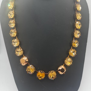 Collier tennis Anna Wintour en cristal Swarovski, nuances de topaze ombrée, monture coussin de 12 mm en laiton brillant.