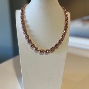 Swarovski-kristall Anna Wintour tennishalsband i vintage rosenrosa 14x10 oval matt roséförgylld infattning.