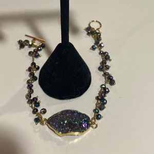 Pulsera de cadena colgante druzy de pirita de pavo real.