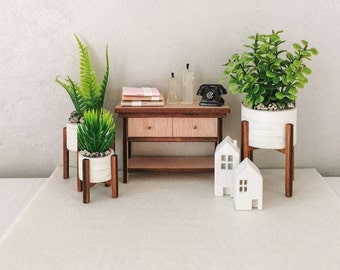 Escala 1/12. Suporte de TV decorativo em miniatura para casa de boneca. Mini mesa de casinha de bonecas.