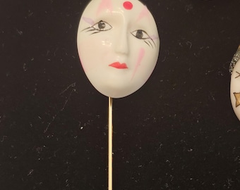 Broche vintage de porcelana Adagio con ojos de cristal pintados a mano y cara firmada