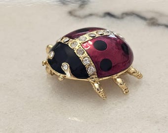Broche vintage con forma de mariquita, esmalte rojo y negro, cristales dorados, blancos y amarillos