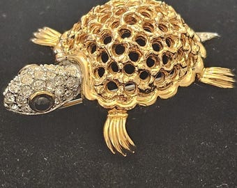 Broche de tortuga con diamantes de imitación de Jomaz, tono dorado vintage