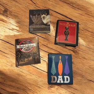 Miniaturowe zabytkowe książki Sherlock Holmes Literacki kot Tata Dziadek do orzechów