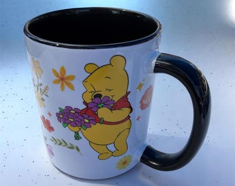 Winnie Puuh Blumen Tasse | Keramik Kaffeetasse mit schwarzem Henkel
